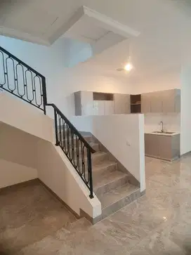 DISEWA RUMAH DI BUKIT PODOMORO TYPE 8 ROYAL CLASIC   JAKARTA TIMUR