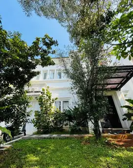FOR SALE Rumah kota wisata cibubur, siap huni. Private pool
