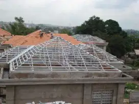 Pemasangan rangka atap baja ringan