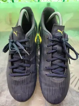Sepatu bola puma