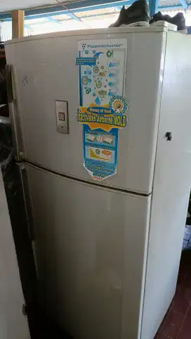 Kulkas Sharp 550 Liter masih dingin (Bisa Nego)