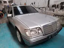Mercedes benz E220MT tahun 1995 di jual