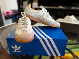 SEPATU OLAHRAGA