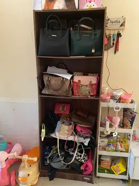 Lemari pajangan kayu