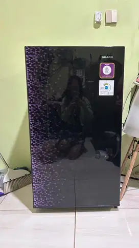 Kulkas Sharp warna hitam ungu