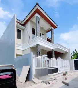 Rumah Cantik 2 Lt Gress Perum Strategis Tepi Jalan Raya
