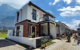 villa 2,5 lantai plus kolam renang