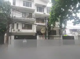 Kantor 4 Lantai di Puri Sakti Cipete, Hanya 14 Menit ke Tol Ampera