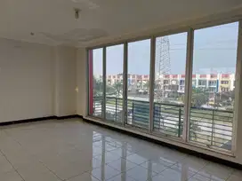 Disewakan Ruko Aralia 3 lantai, parkiran luas , depan taman. 