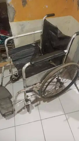 Kursi roda dan tongkat