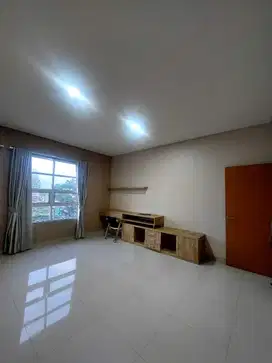 Disewakan Ruko 3 Lantai Semifurnish Di Jl. Antapani