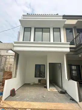 RUMAH 2 LANTAI MODEL CLASSIC AMERICAN DEKAT TAMAN MINI