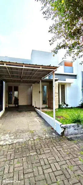 Rumah minimalis satu lantai berukuran sangat luas di Citra Raya