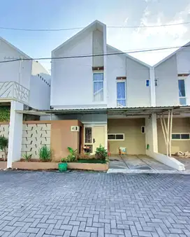 Rumah Cluster Cantik 2Lt Full Furnished Dwkat Luwes Gentan