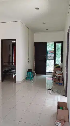 Rumah semi furnish luas newton