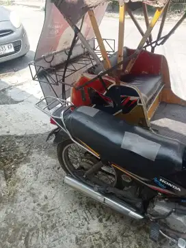 Jasa antar jemput pakai becak