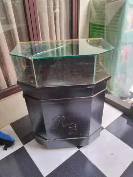 Lemari etalase kaca