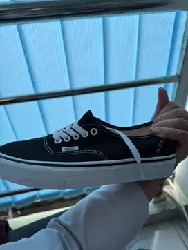 SEPATU VANS AUTHENTIC