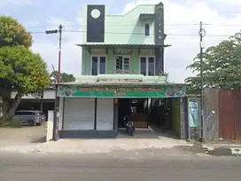 Kost kamar banyak dan warung makan pinggir jalan utama dekat UAD & UTY