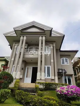 Villa Puncak Trawas dijual siap huni baru direnovasi