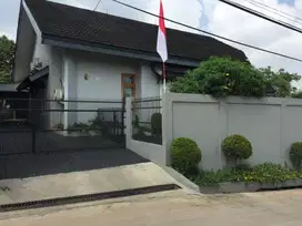 Rumah Nyaman Halaman Luas di Jl Lereng Indah Cinere