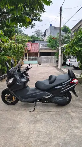 Maksym 400i warna hitam scooter