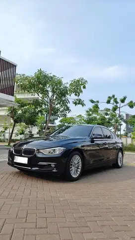 BMW 320i Luxury