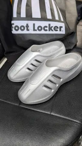 Sandal Adidas infinity mule silver (rare color)
Size 43,3 (27,5cm)