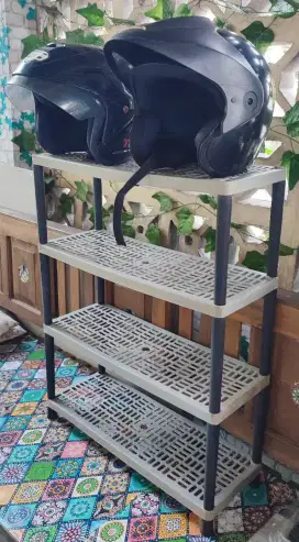Rak sepatu dan helm seken kondisi normal