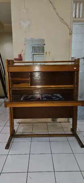 Meja belajar alas kaca tebal