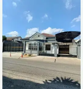RUMAH USAHA DIJALAN DUKUH KUPANG LOKASI STRATEGIS TENGAH KOTA