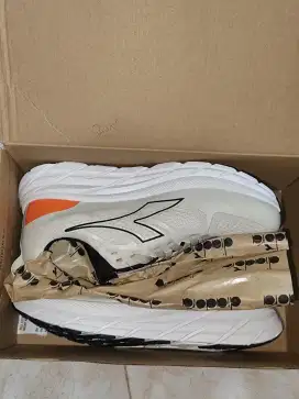 Dijual sepatu lari Diadora DIA NAJAF (A/M) BEIGE size 42