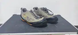 Sepatu gunung hiking tracking summit