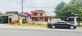 Rumah Pinggir Jalan Provinsi Lahan Luas Dekat Pasar Rejotangan TA