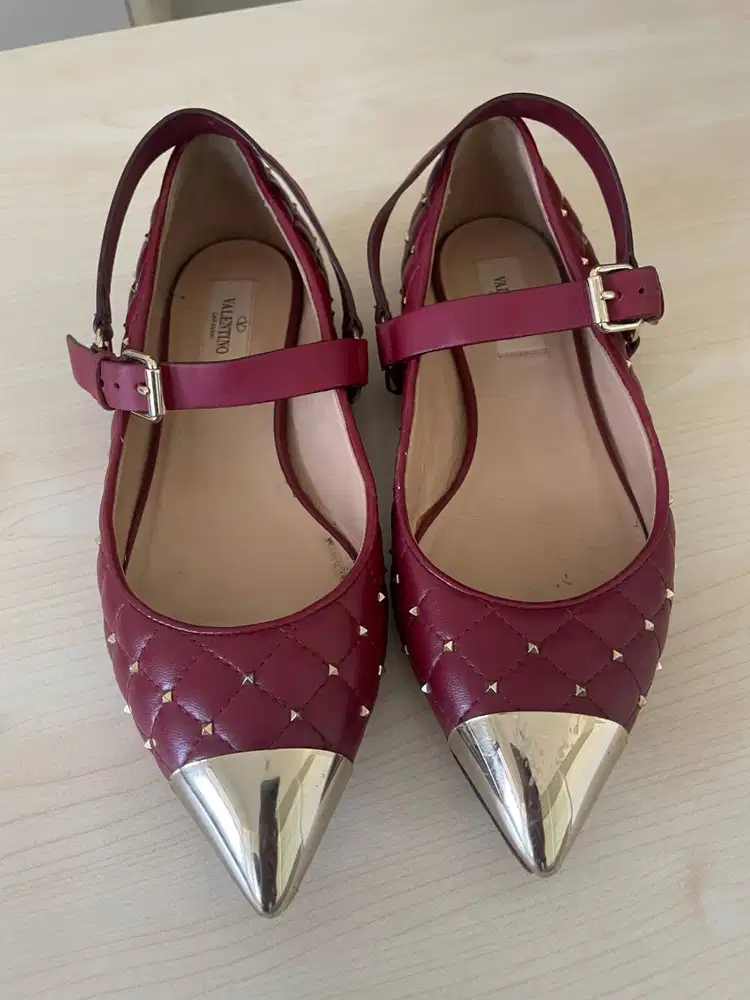 Sepatu sendal Valentino Garvani Burgundy