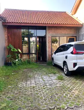 tengah kota semi villa mewah lantai kayu
