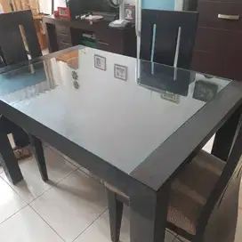 Satu meja makan 4 kursi bukan jati kondisi bagus