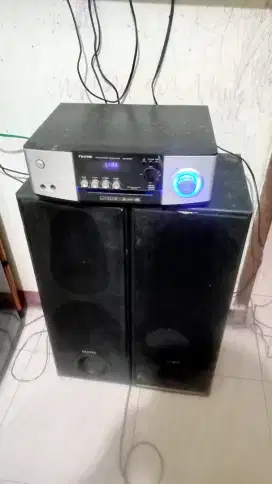 Amplifier berikut sepasang speaker FUJITEC