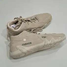 Sepatu Pria Warna Khaki Casual Style Size 40 cm