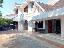 Disewakan Rumah Area Senayan Parkir Luas Harga Murah