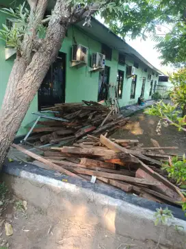 Kayu bekas bongkaran bangunan silahkan diambil gratis
