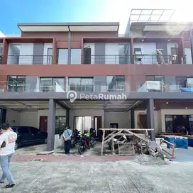 DIJUAL VILLA KOMPLEK GIVENCY ONE TYPE PRADA - DAERAH SUNGGAL (Indra)