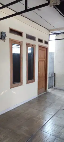 Disewakan kontrakan di lantai atas