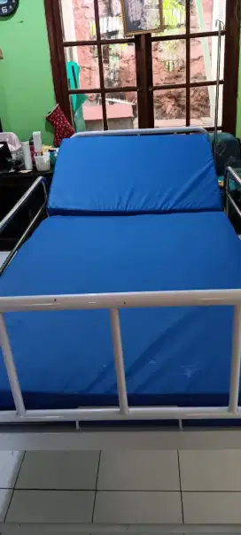 Tempat tidur pasien rumah sakit