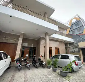 Rumah kost tengah kota jalan lebar dekat Paragon The Park