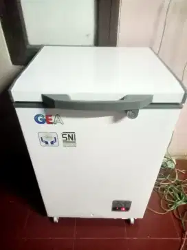Di jual Frezzer box merk GEA kapasitas 102 liter Normal Dingin beku