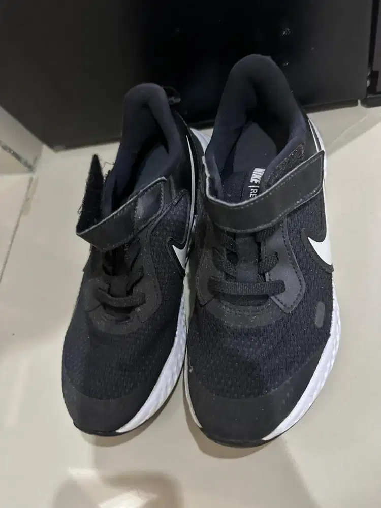 Sepatu sekolah Anak