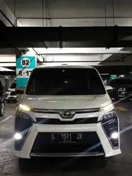 TOYOYA VOXY 2.0 AT 2020