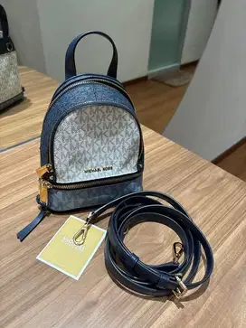 Michael kors mini backpack (used) looking new!