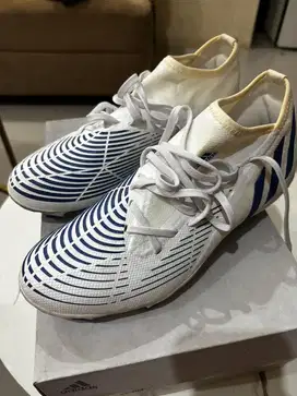 Sepatu bola adidas predator ukuran 40